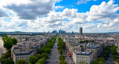 От улицы парижа вид тура Eiffel или Buenosayres рю де буэнос-айреса. Париж,  Франция. Редакционное Стоковое Изображение - изображение насчитывающей  чемпион, французско: 179339239