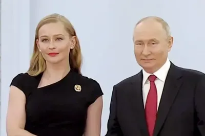 Юлия Пересильд получила госпремию 10 млн. рублей из рук Владимира Путина