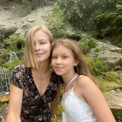 Юлия Пересильд поделилась редким фото с дочерьми от Алексея Учителя -  Вокруг ТВ.