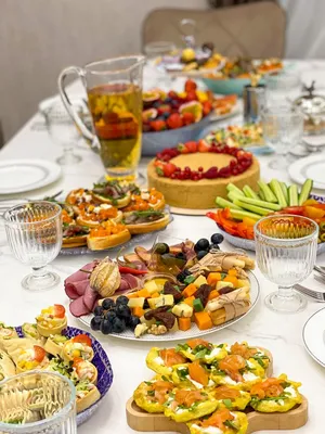 Праздничный стол к Новому 2019 году: идеи оригинальных блюд - Обзоры -  РИАМО в Королеве