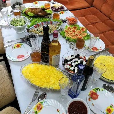 праздничный стол наполненный едой и воздушными шарами на день рождения,  картинка празднования дня рождения фон картинки и Фото для бесплатной  загрузки