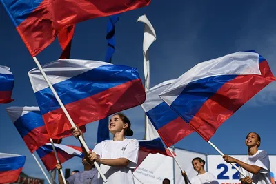 В Москве развернули самый большой российский флаг - РИА Новости, 12.06.2022