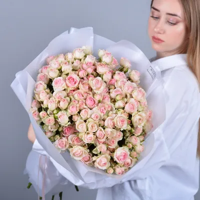 Купить розы микс белые и розовые от V-flowers. Заказать букет розовых роз.  Доставка роз.