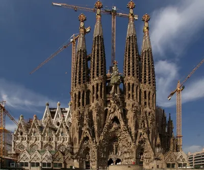 Художники показали, как будет выглядеть храм в Барселоне, который строят  140 лет — Сноб