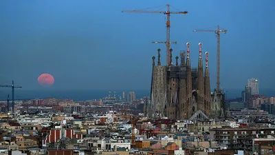 В Барселоне спустя 45 лет открыли вторую по величине башню собора Саграда  Фамилия - #diez на русском