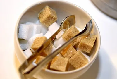 Тростниковый коричневый сахар и обычный свекольный: в чем разница, какой  полезнее и лучше - Агро-Альянс | Мир Круп