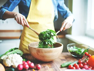 Салат «Греческий» с бесплатной доставкой на дом из «ВкусВилл» | Москва и  вся Россия