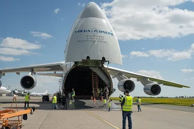 Ан-124 «Руслан» — самый большой в мире серийный самолёт. Авиакомпания  «Волга-Днепр»