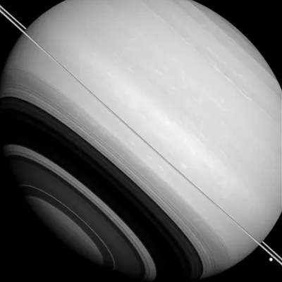 Астрономы разглядели цвета малых спутников в кольцах Сатурна