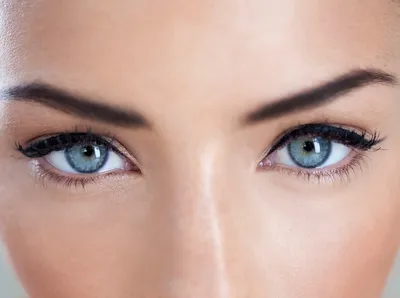 Взорвать женщин серые глаза смотрят с тушью Smudged Стоковое Фото -  изображение насчитывающей состав, безвыходность: 203073478