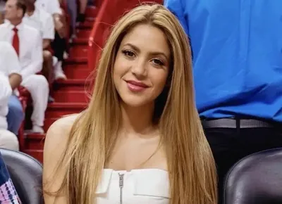 Шакира показала фигуру в смелых нарядах и получила три премии на Latin  Grammy Awards 2023