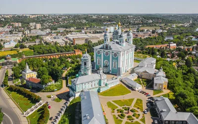 Москвич за МКАДом»: поездка в Смоленск — это патриотический гастротур в  2000-е - Москвич Mag