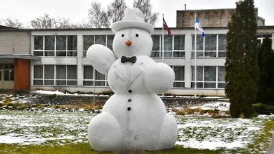 Архивное фото: смотрите, как выглядел слепленный в Эстонии восьмиметровый  снеговик