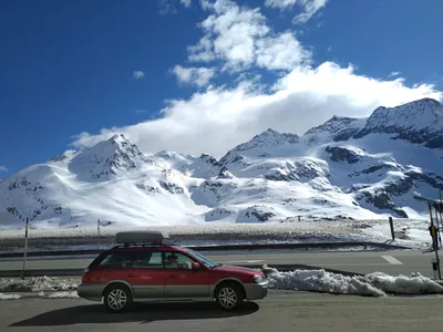 Subaru Outback в мелкой реке: обои, фото, картинки на рабочий стол в  высоком разрешении