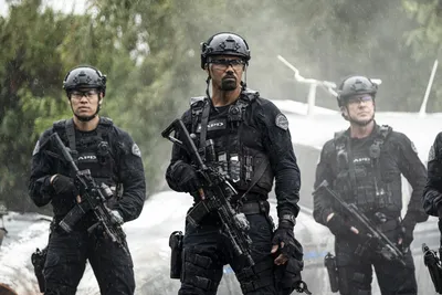 Swat Police Officer Against Brick Wall Stock Photo - Download Image Now -  Special Forces, Police Force, Bulletproof Vest - iStock