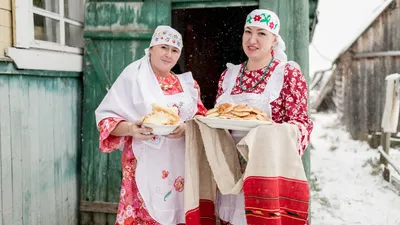 Девушки в татарских костюмах. Старинная фотография из Малмыжа