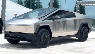 Никола Тесла рядом с Tesla Model …» — создано в Шедевруме