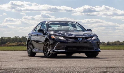 Новая Toyota Camry: базовая негибридная версия и другой салон — Motor