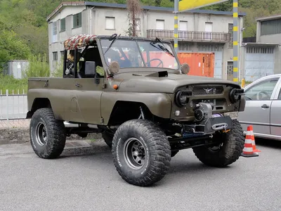 UAZ 469 National People's Army (NVA) Off-Road Vehicle (Olive Green) 1975  1:24 White Box: Amazon.de: Toys