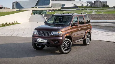 Russland, Izhevsk - 20. August 2021: UAZ Showroom. Neues Fahrzeug von UAZ  Patriot im Händlerraum. Sollers Automotive Group. Vorder- und  Seitenansicht. Zugeschnittenes Bild Stockfotografie - Alamy