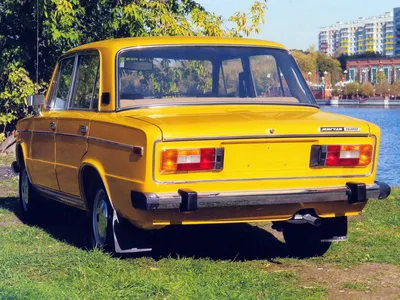 Zerquetschtes Weißes Auto VAZ-2106 Redaktionelles Stockfotografie - Bild  von zertrümmern, beschädigung: 75600237