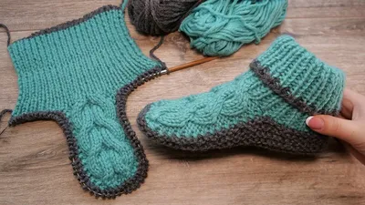 Домашние следки сапожки с объёмными косами спицами 🐉 Home slippers  knitting pattern | Носки по лодыжки, Сапожки, Вязаные крючком пинетки  ребенка