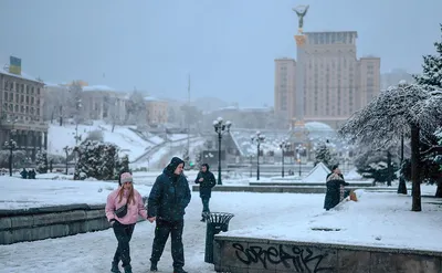 На Героев Харькова авто врезалось в столб. Водителя вырезали спасатели  (видео)