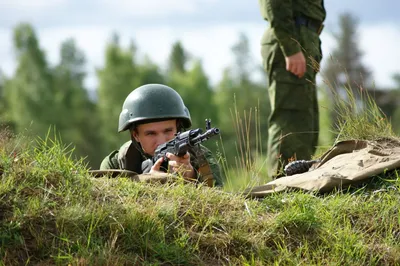 Военные не должны состоять в политических партиях — Конституционный суд /  Статья