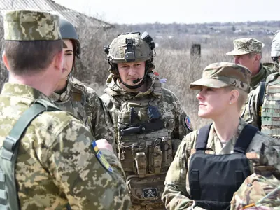 Человечки военные лего / Набор солдатиков из 8 штук / Комплект оружия и  Амуниции / Мини фигурки совместимые с любым конструктором - купить с  доставкой по выгодным ценам в интернет-магазине OZON (554200285)