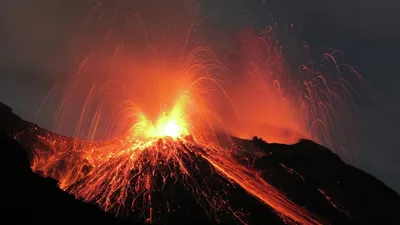 Ключевской вулкан на Камчатке взял под контроль извержения соседнего вулкана  Безымянный