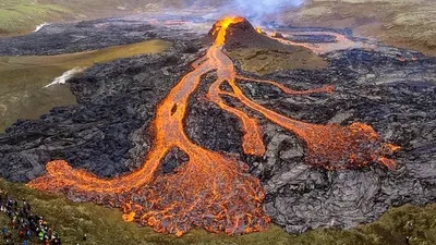 Фото: вулкан Фаградальсфьядль - опасный, но такой привлекательный - BBC  News Русская служба