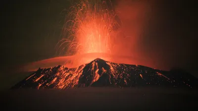 Из-за извержения вулкана на Камчатке ввели красный код авиаопасности — РБК