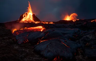 Впервые за 40 лет начал извергаться крупнейший активный вулкан в мире