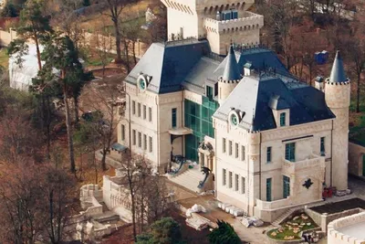 Пугачева и Галкин продают свой замок за бесценок: \"Можно урвать за копейки\"  – POPCAKE